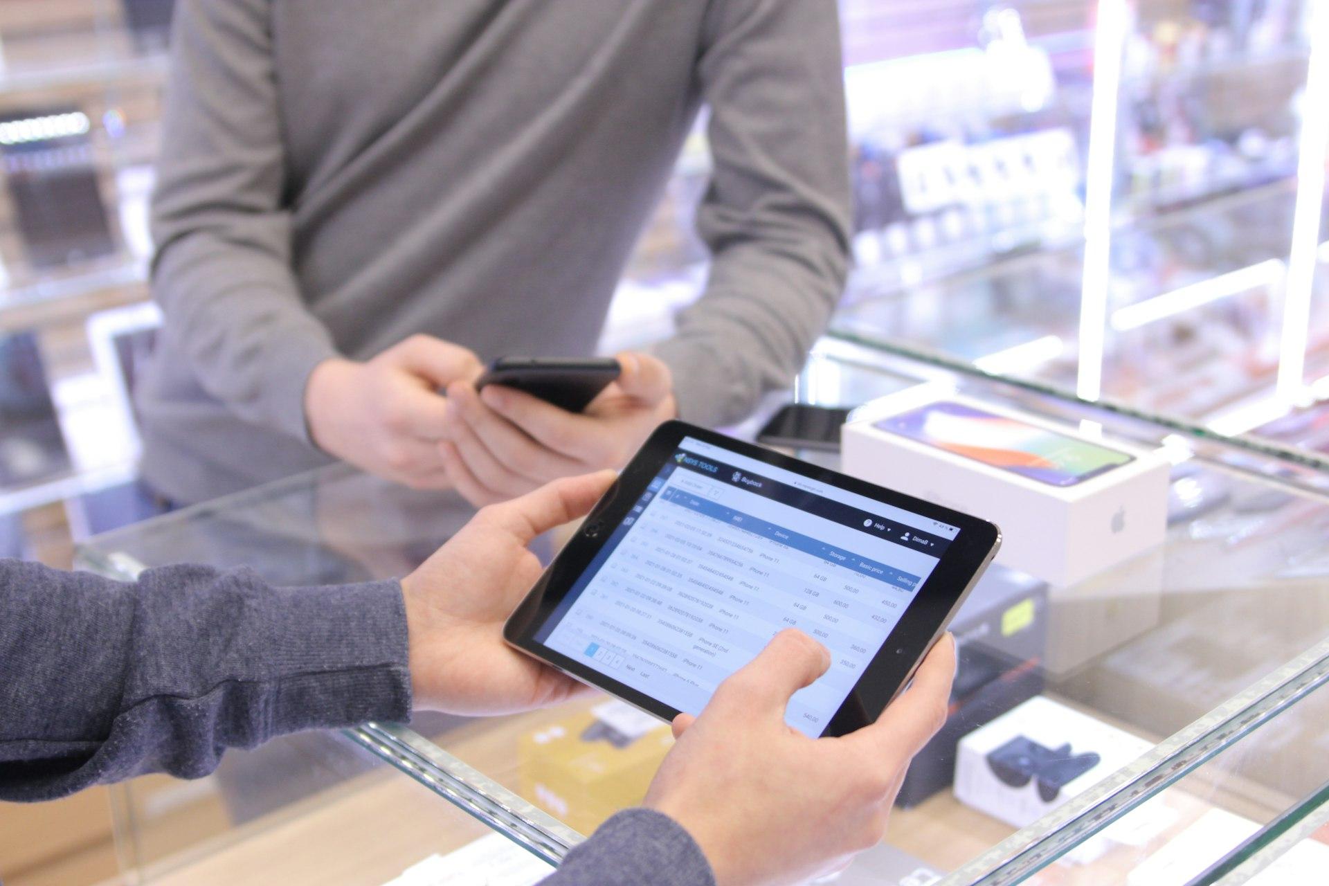 Mostrador de tienda de celulares con transacción de compra-venta